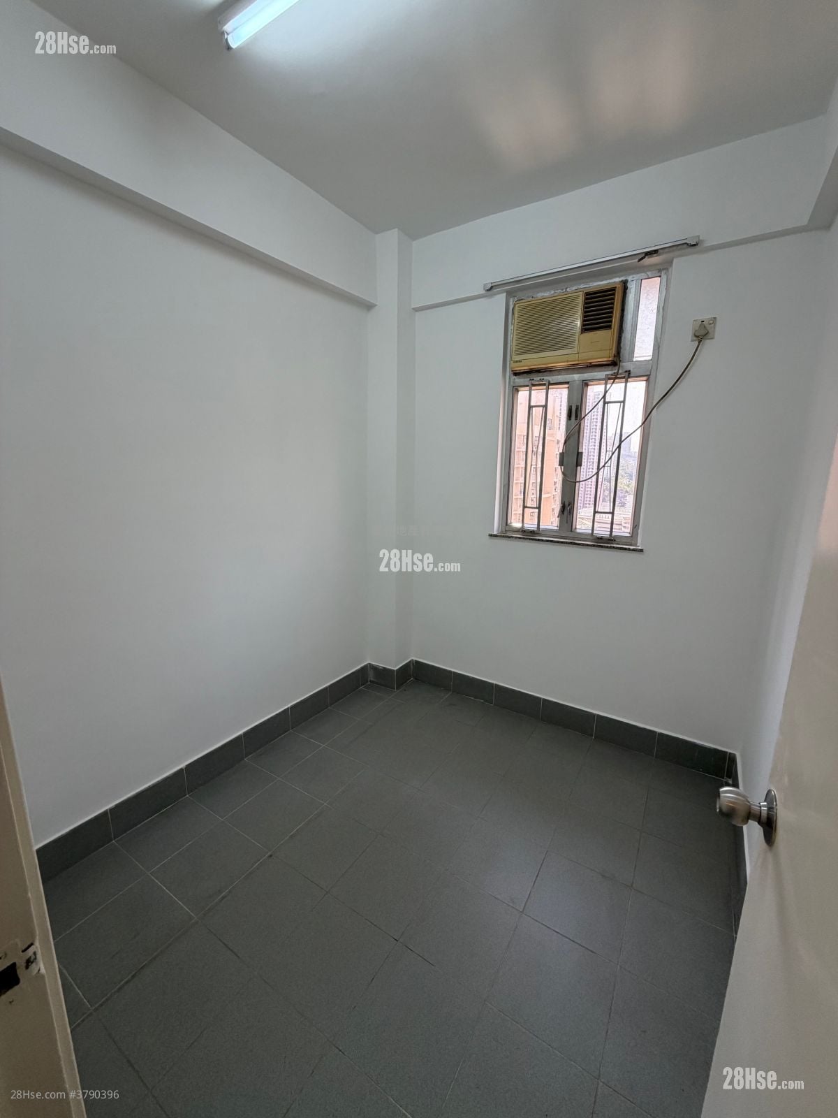 豪华阁 租盘 2 房 , 1 浴室 271 平方尺