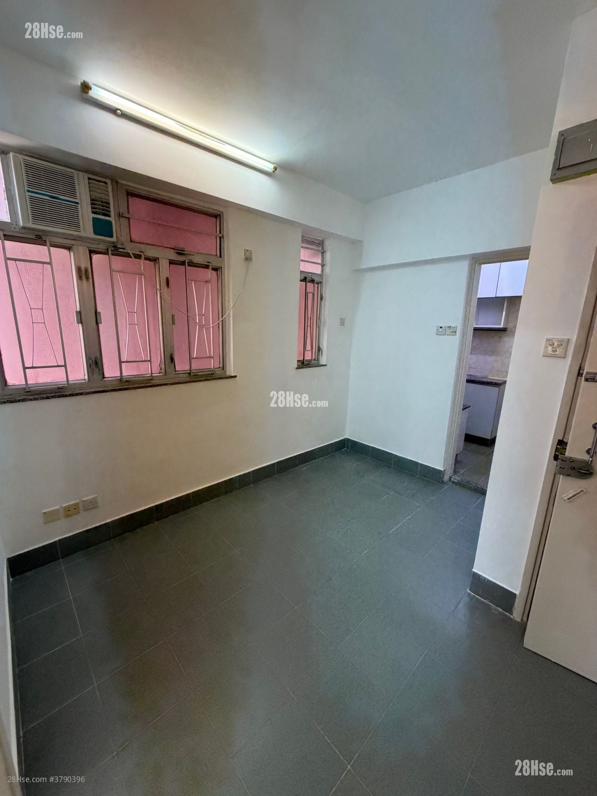 豪华阁 租盘 2 房 , 1 浴室 271 平方尺