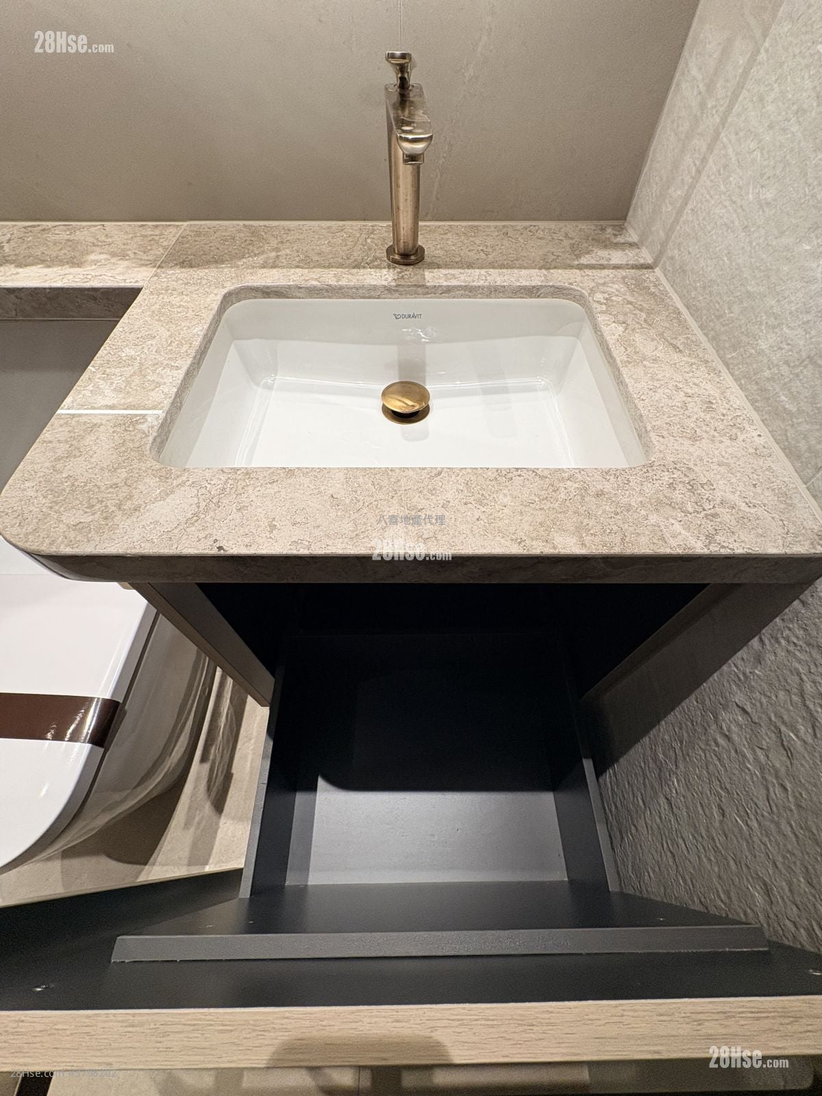 101 Kings Road 租盘 1 房 , 1 浴室 310 平方尺