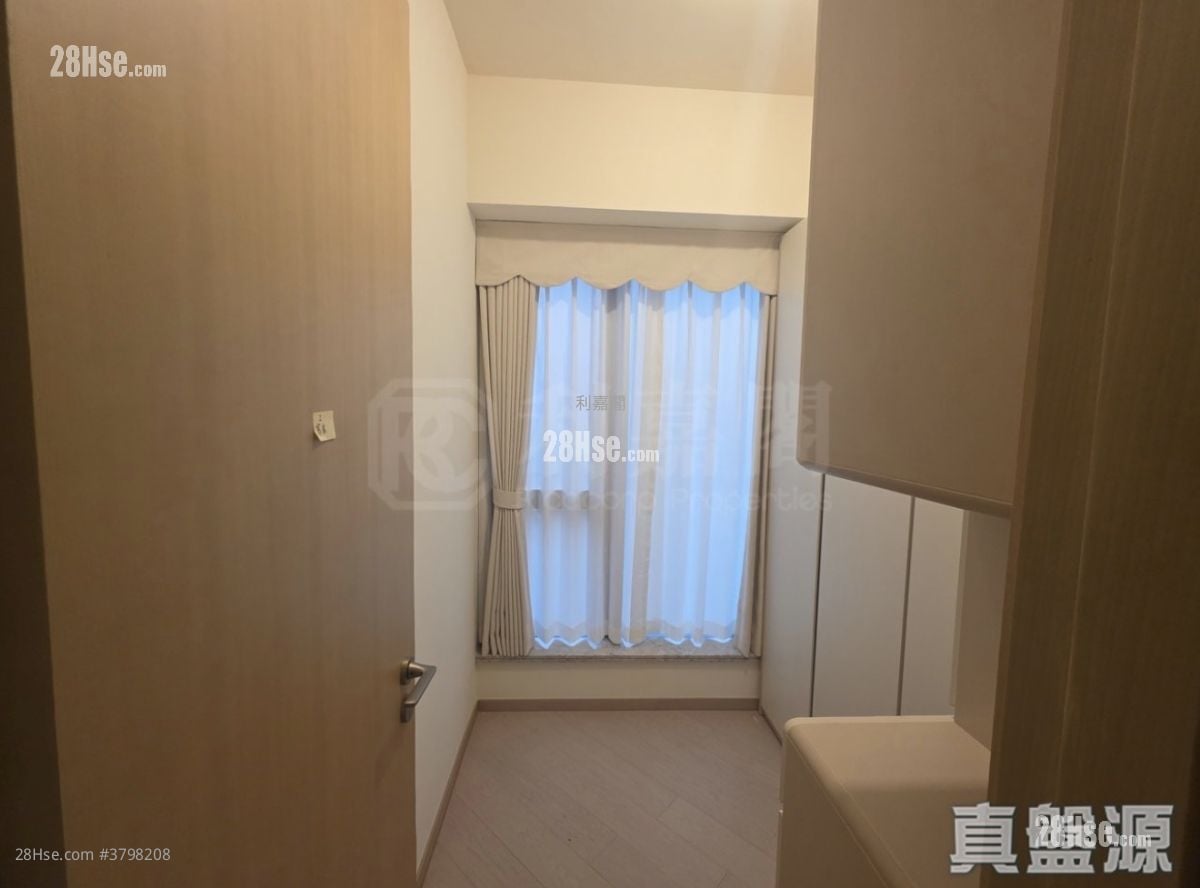 One Victoria Sell 3 Bedrooms , 2 Bathrooms 643 ft²