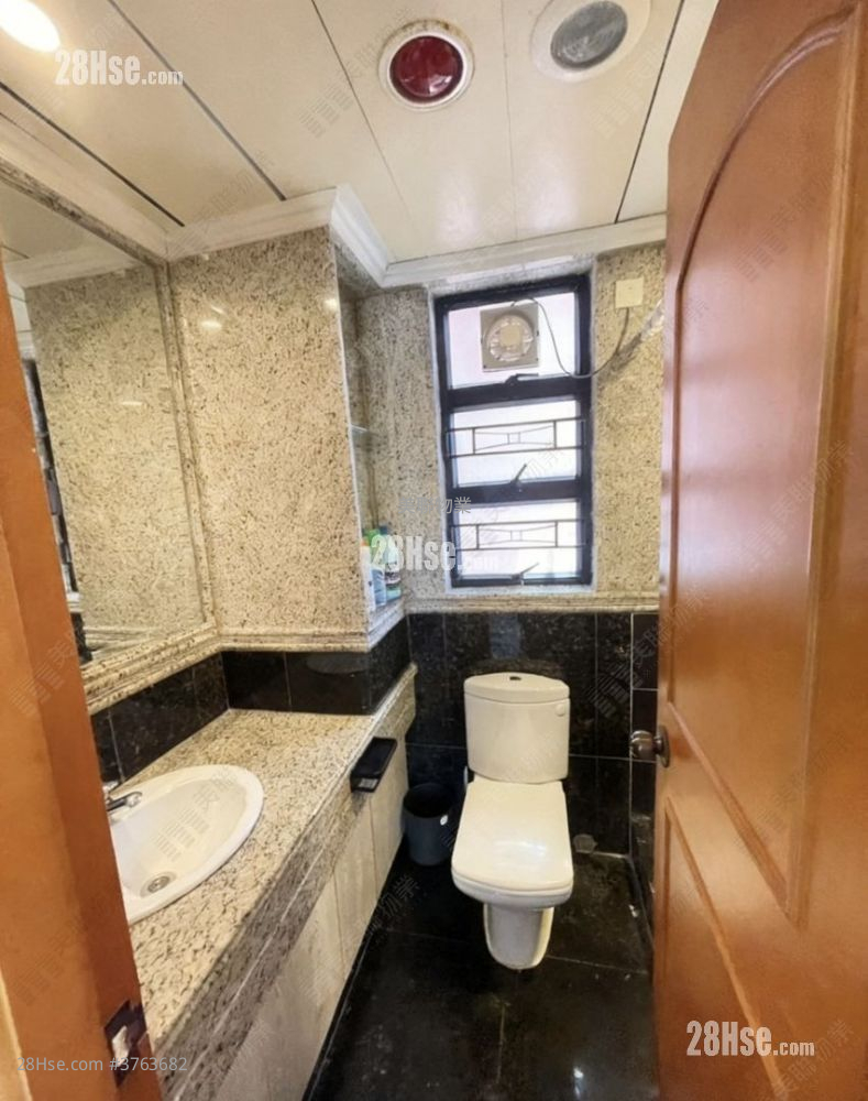 Nan Fung Plaza Sell 3 Bedrooms , 2 Bathrooms 691 ft²