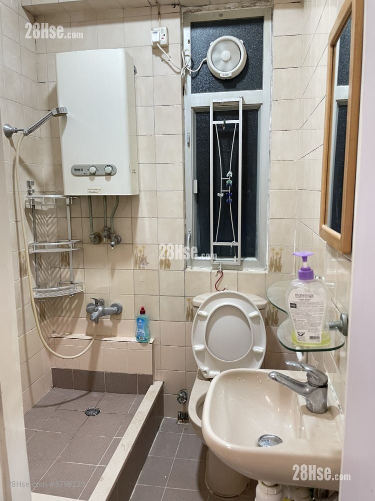 浴室: 荣华大厦 租盘 2 房 , 1 浴室 320 平方尺