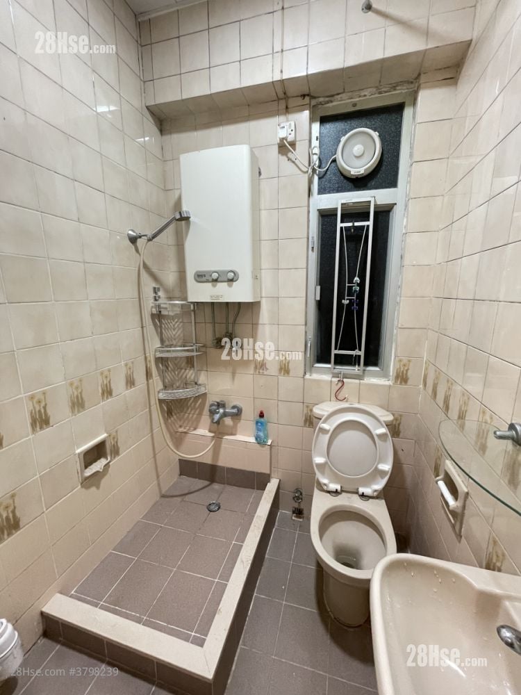 浴室: 荣华大厦 租盘 2 房 , 1 浴室 320 平方尺