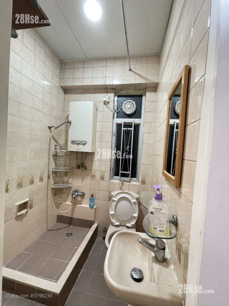 浴室: 荣华大厦 租盘 2 房 , 1 浴室 320 平方尺