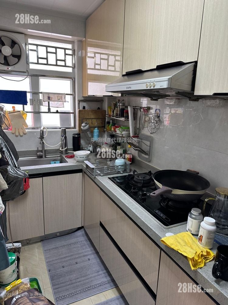 Kwan Lok Sun Chuen Sell 3 Bedrooms 700 ft²