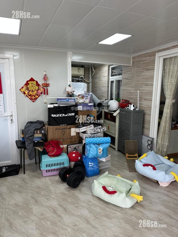 Kwan Lok Sun Chuen Sell 3 Bedrooms 700 ft²