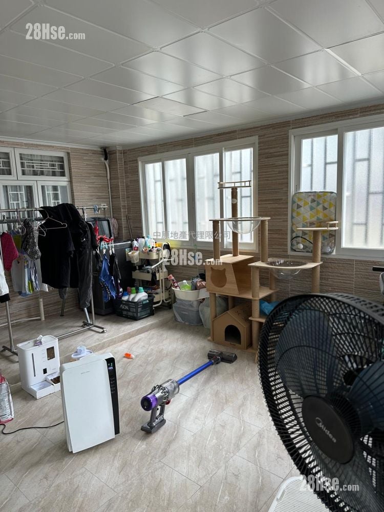 Kwan Lok Sun Chuen Sell 3 Bedrooms 700 ft²