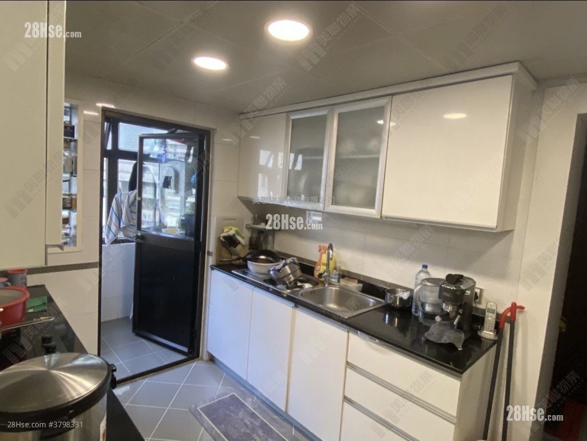 The Crescent Sell 3 Bedrooms , 2 Bathrooms 1,840 ft²