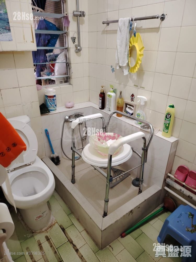 Choi Po Court Sell 1 Bedroom , 1 Bathroom 363 ft²
