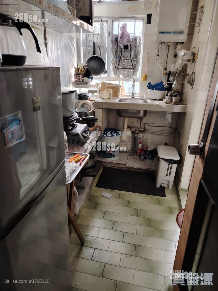 Choi Po Court Sell 1 Bedroom , 1 Bathroom 363 ft²