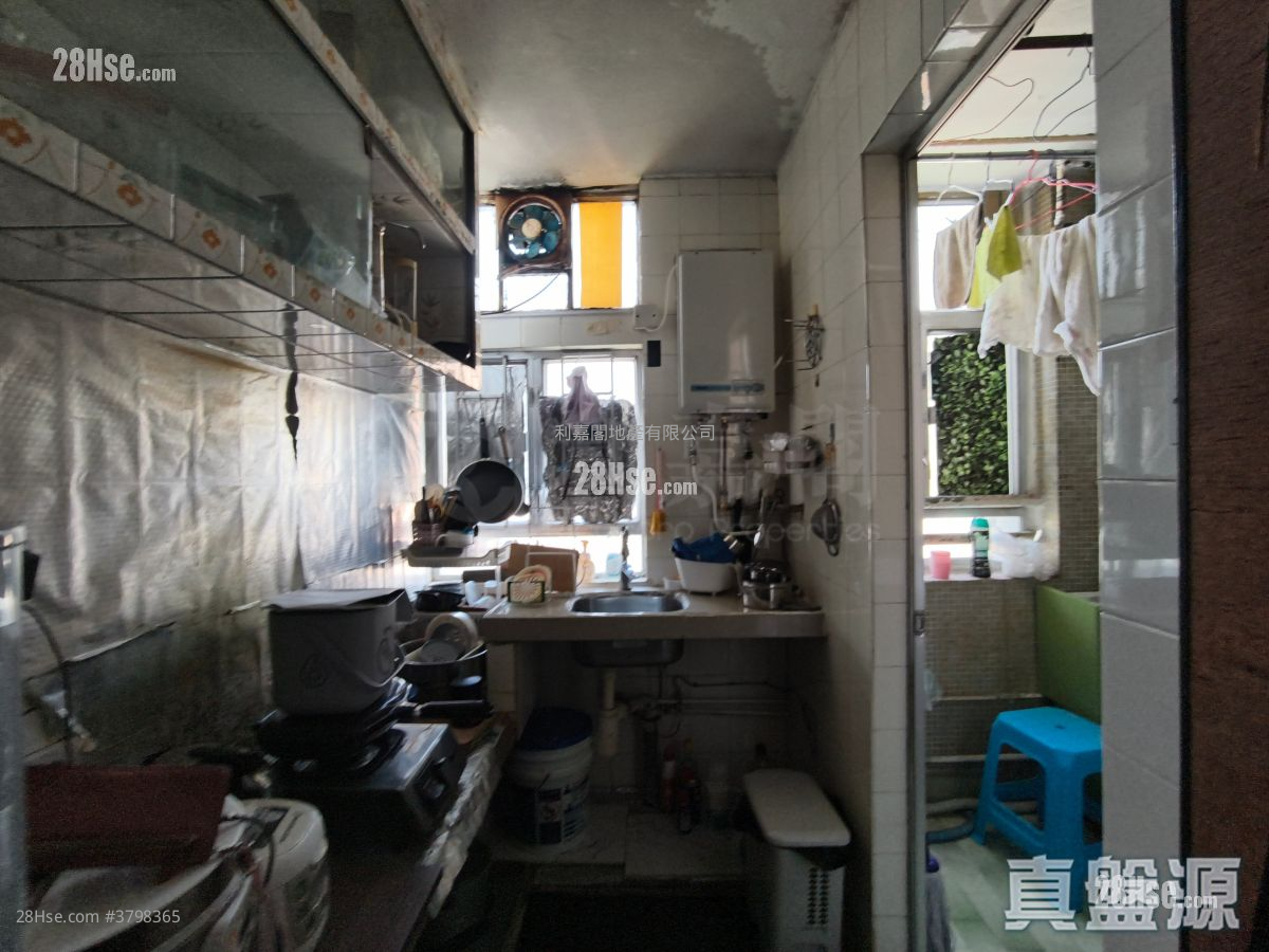 Choi Po Court Sell 1 Bedroom , 1 Bathroom 363 ft²