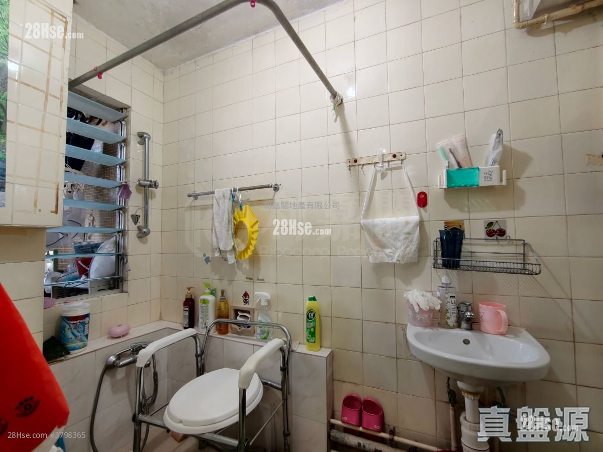 Choi Po Court Sell 1 Bedroom , 1 Bathroom 363 ft²