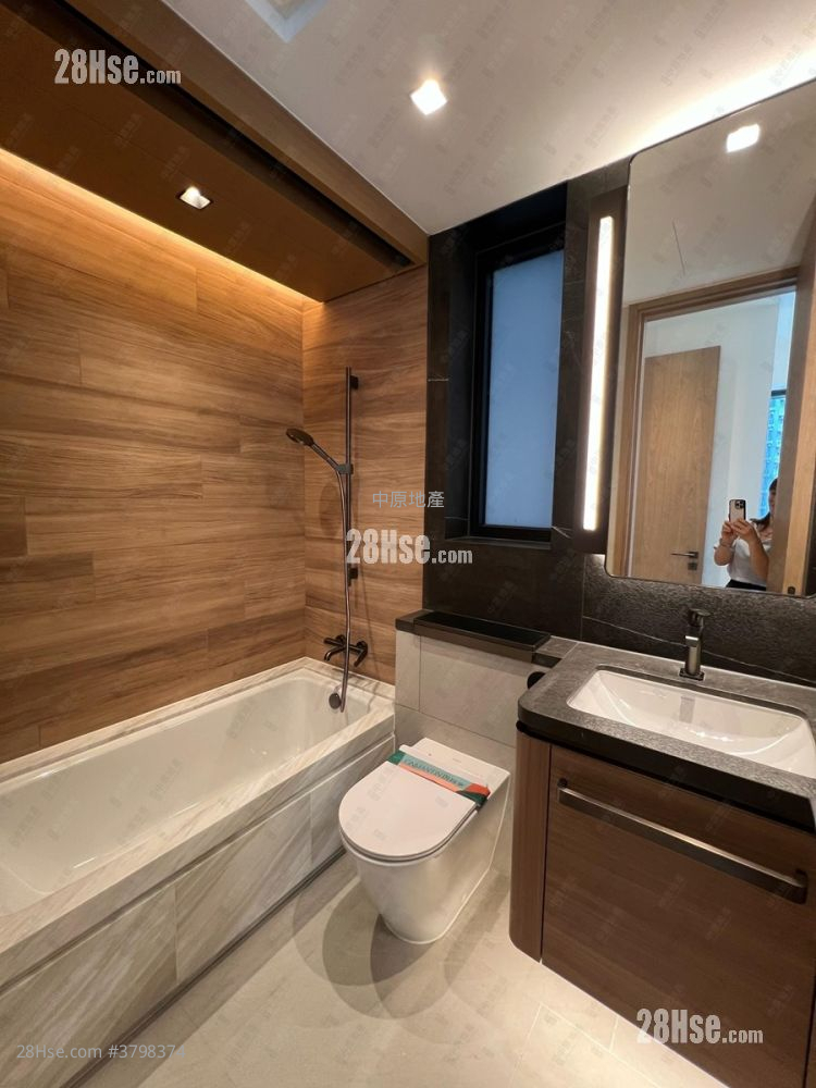 Onmantin Rental 3 Bedrooms , 3 Bathrooms 899 ft²