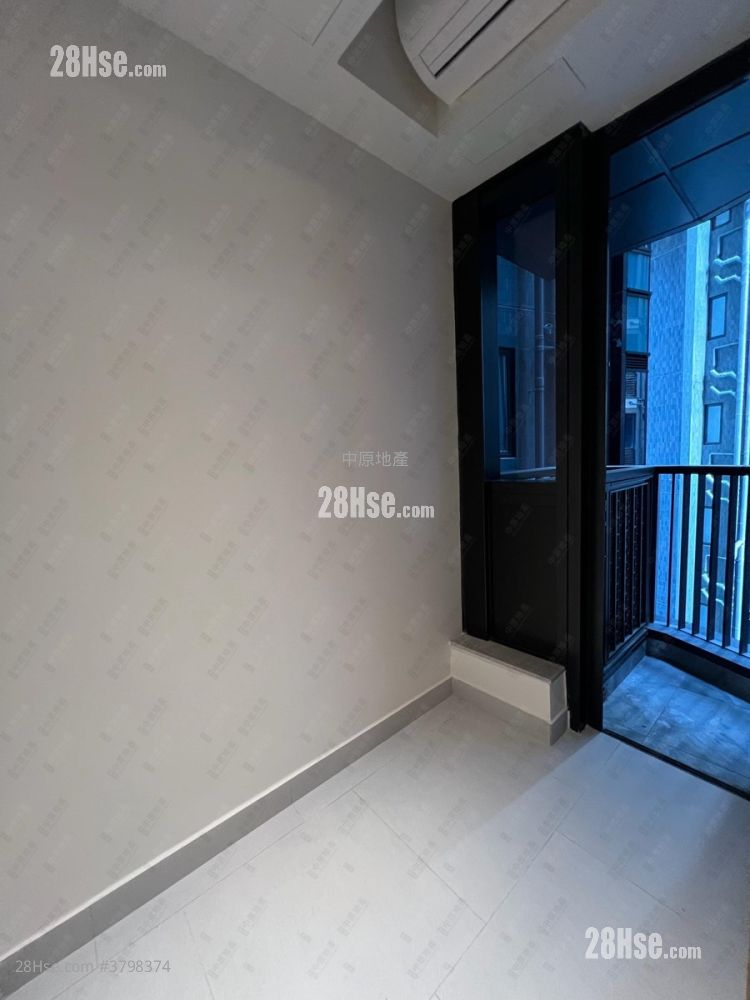 Onmantin Rental 3 Bedrooms , 3 Bathrooms 899 ft²