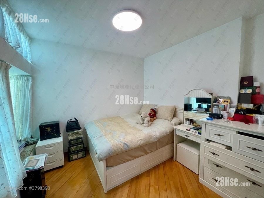 Tung Chung Crescent Sell 3 Bedrooms 813 ft²