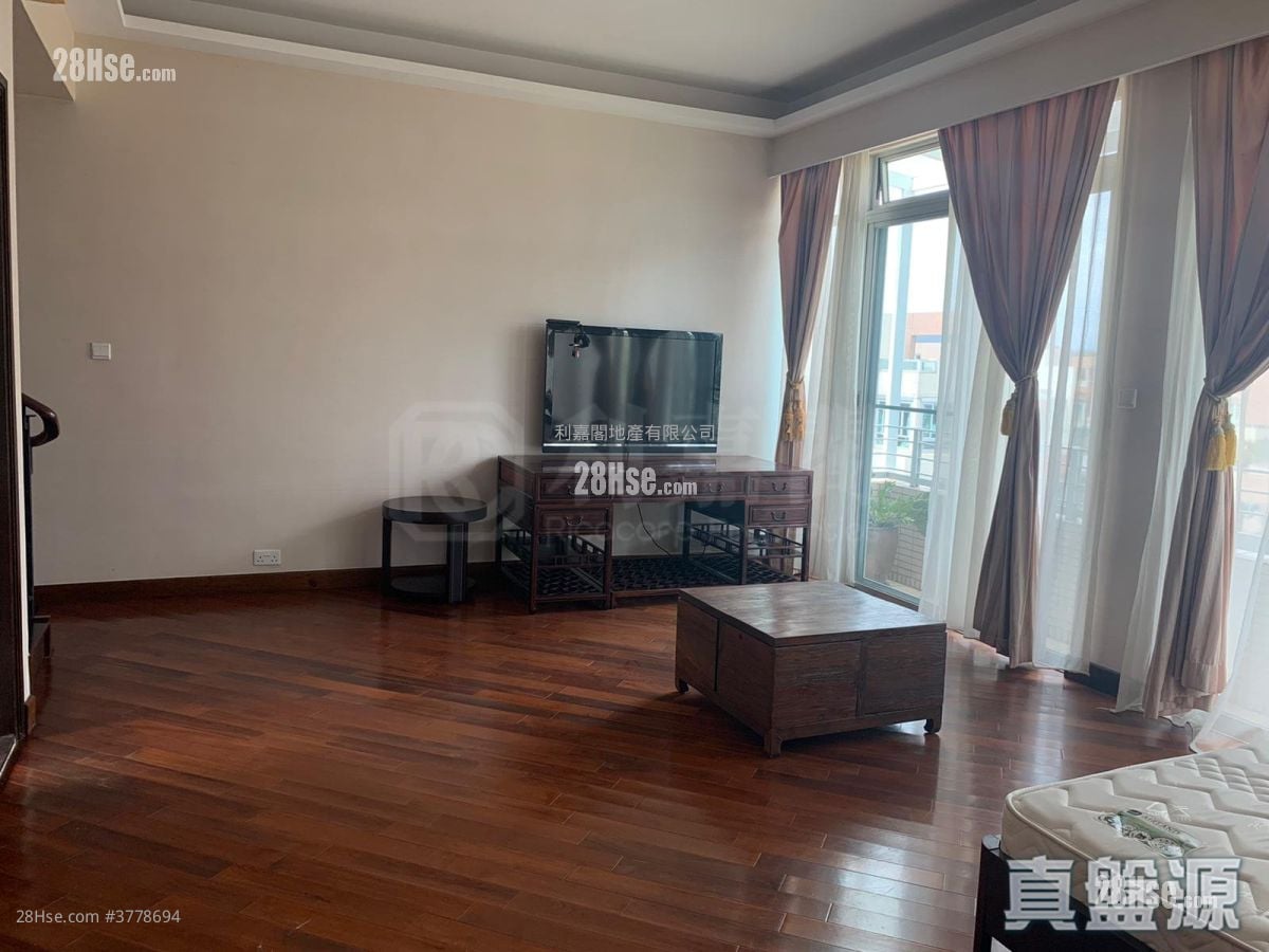 Miami Crescent Sell 5+ Bedrooms , 3 Bathrooms 2,236 ft²