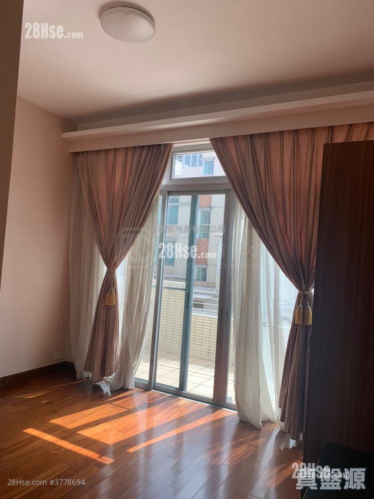 Miami Crescent Sell 5+ Bedrooms , 3 Bathrooms 2,236 ft²