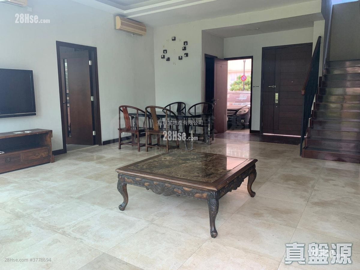 Miami Crescent Sell 5+ Bedrooms , 3 Bathrooms 2,236 ft²