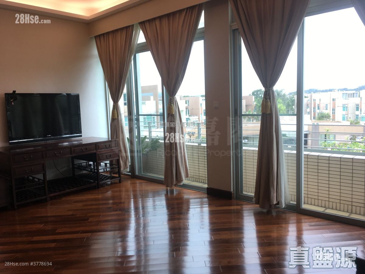 Miami Crescent Sell 5+ Bedrooms , 3 Bathrooms 2,236 ft²