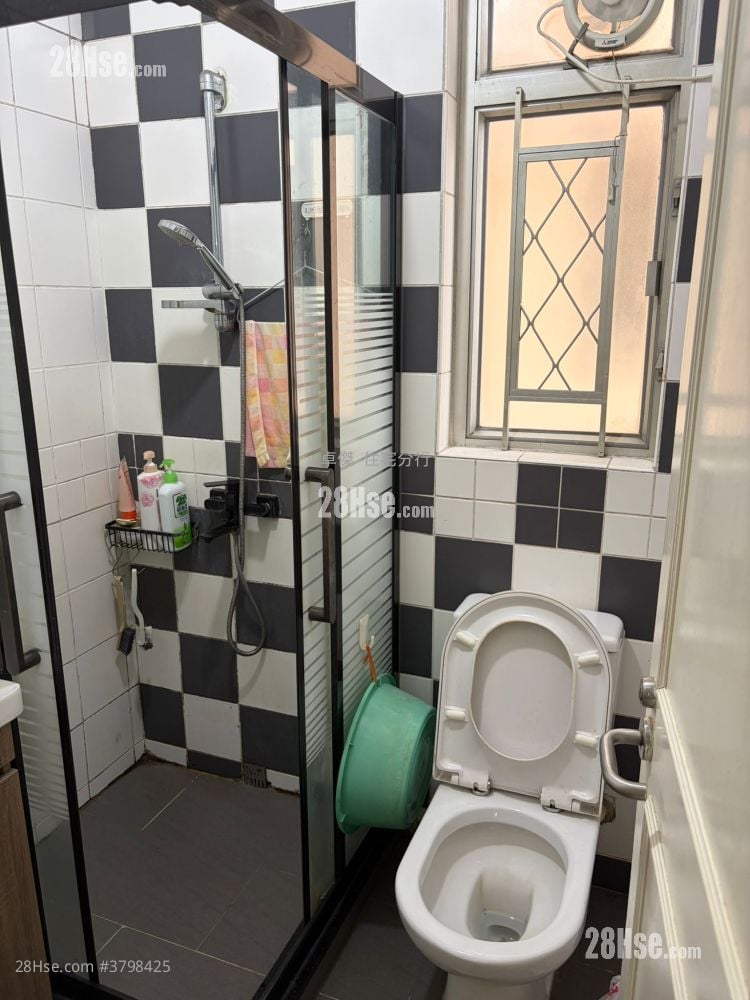 Ning Fung Court Sell 3 Bedrooms , 2 Bathrooms 650 ft²