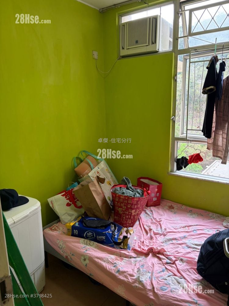 Ning Fung Court Sell 3 Bedrooms , 2 Bathrooms 650 ft²