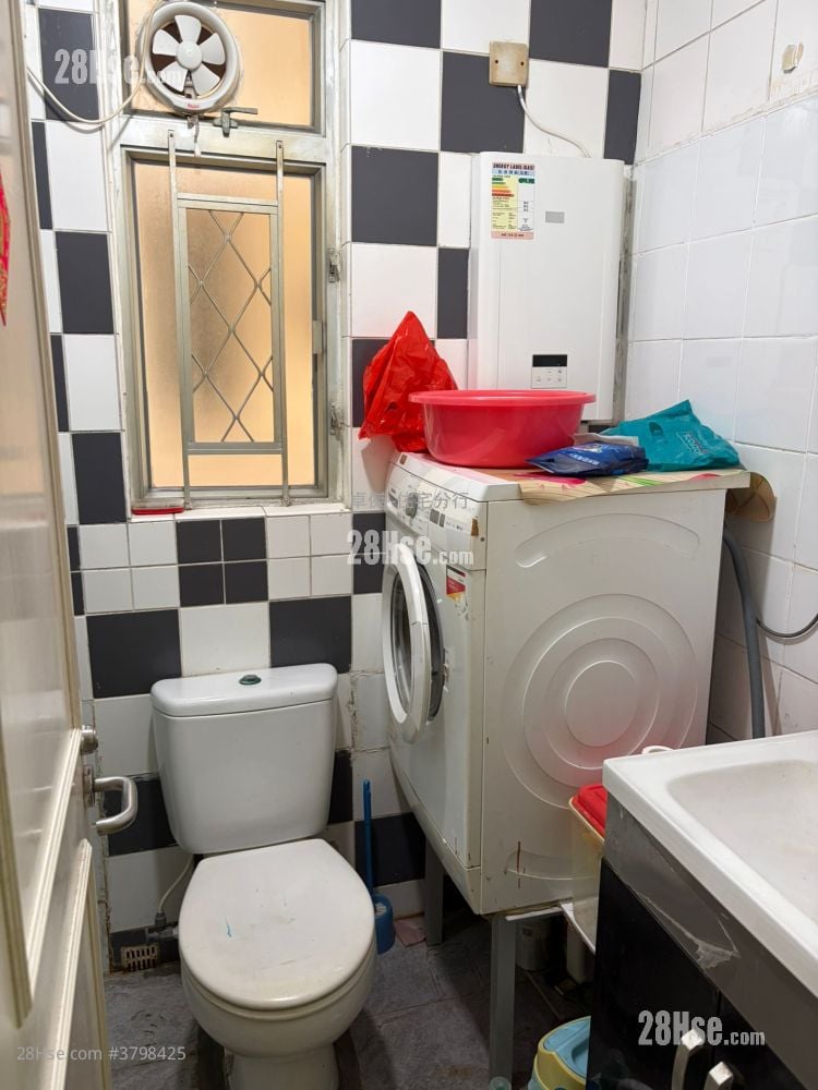 Ning Fung Court Sell 3 Bedrooms , 2 Bathrooms 650 ft²