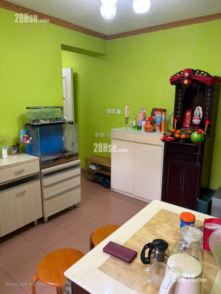 Ning Fung Court Sell 3 Bedrooms , 2 Bathrooms 650 ft²