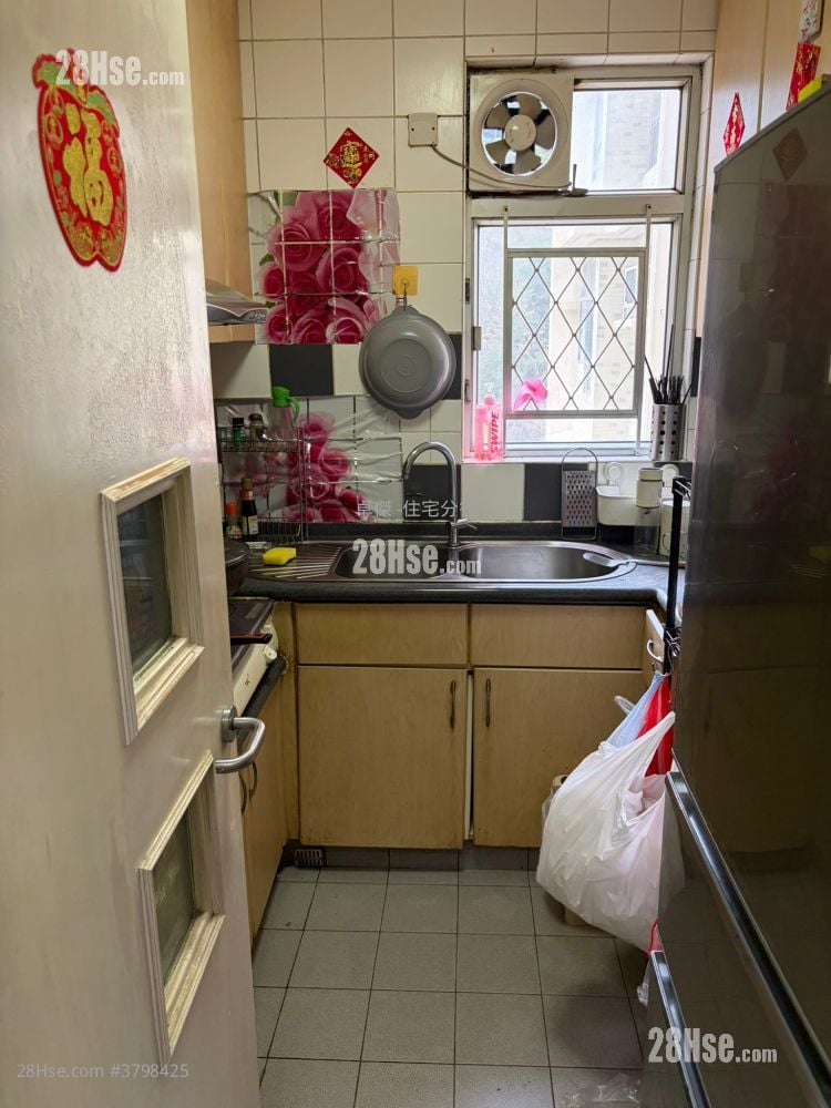 Ning Fung Court Sell 3 Bedrooms , 2 Bathrooms 650 ft²