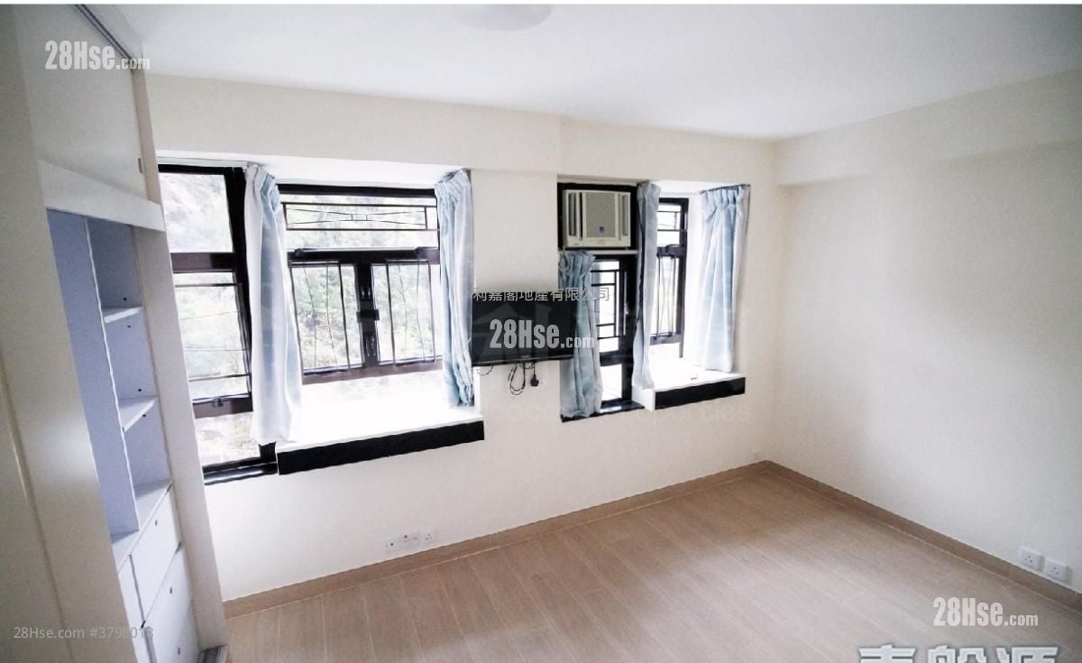 Kornhill Sell 3 Bedrooms , 2 Bathrooms 668 ft²