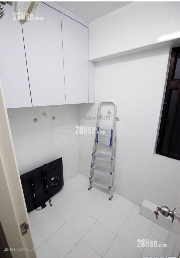 Kornhill Sell 3 Bedrooms , 2 Bathrooms 668 ft²