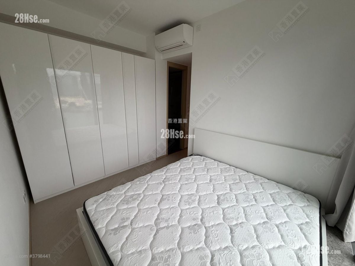 One Victoria Rental 3 Bedrooms , 2 Bathrooms 766 ft²