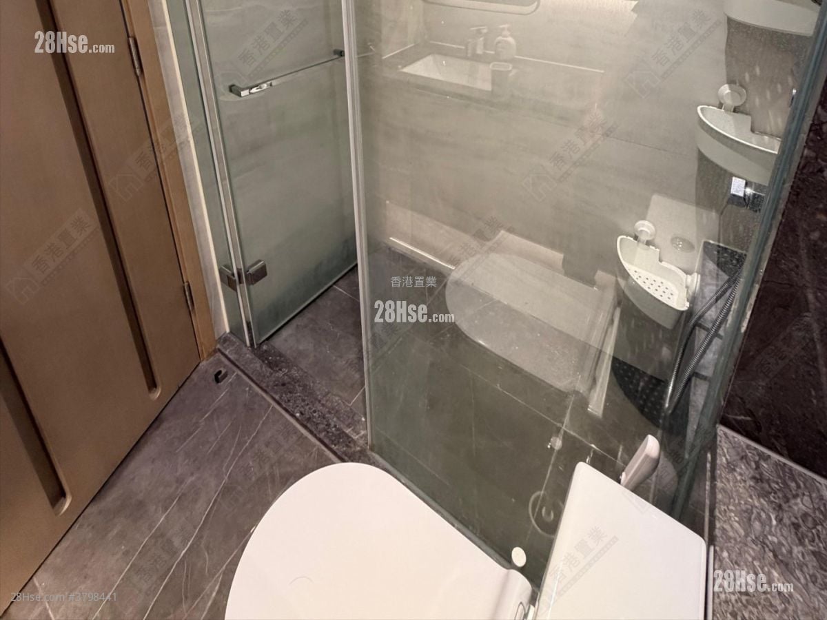 One Victoria Rental 3 Bedrooms , 2 Bathrooms 766 ft²