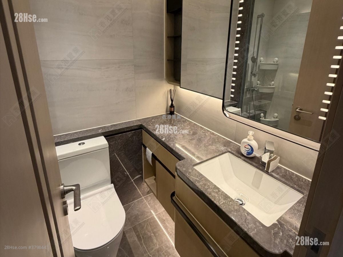 One Victoria Rental 3 Bedrooms , 2 Bathrooms 766 ft²