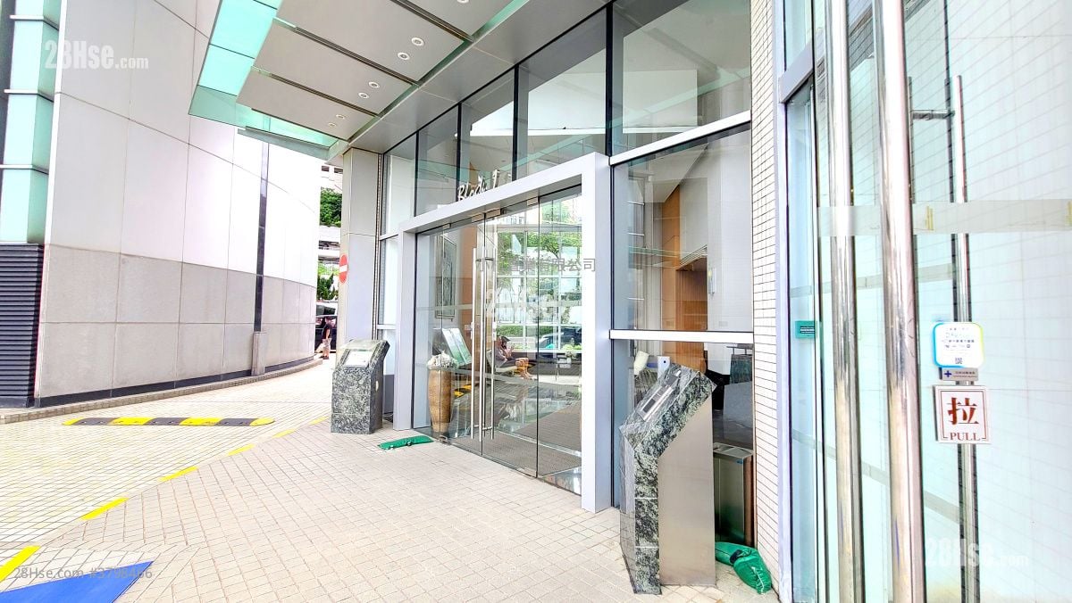 大厦入口: 罗便臣道80号 租盘 3 房 , 2 浴室 879 平方尺