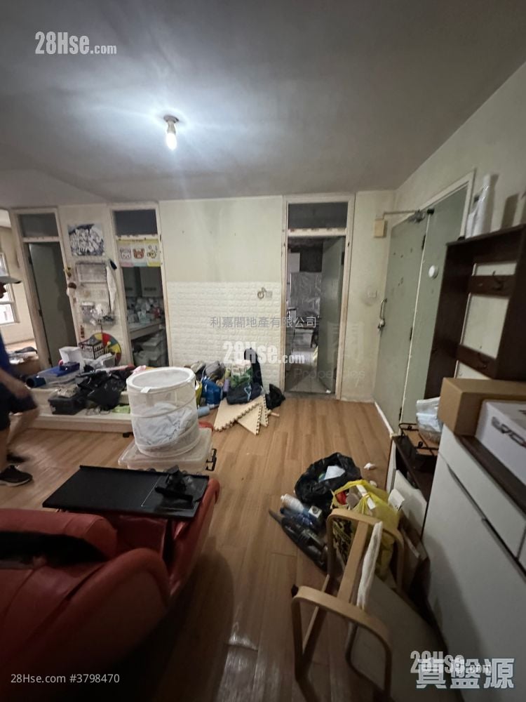 Yung Shing Court Sell 3 Bedrooms , 1 Bathroom 640 ft²