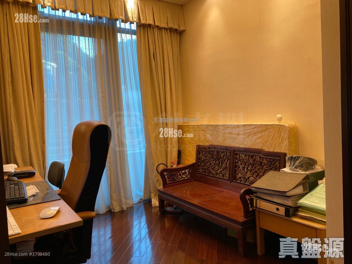 Miami Crescent Sell 4 Bedrooms 1,795 ft²