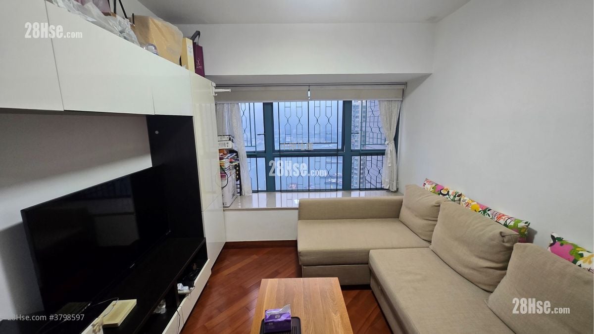 living room: The Long Beach Sell 2 Bedrooms , 1 Bathroom 559 ft²