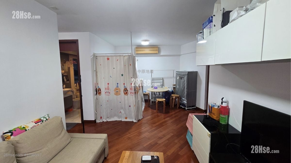 living room: The Long Beach Sell 2 Bedrooms , 1 Bathroom 559 ft²