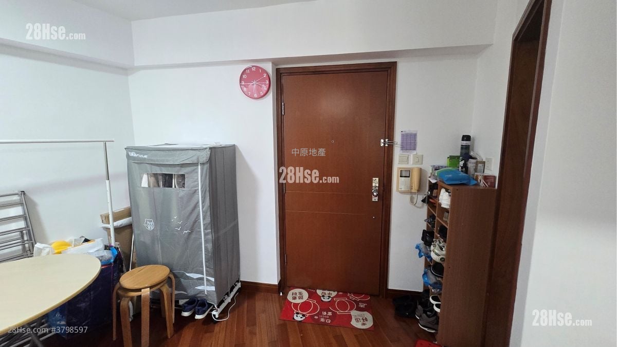 living room: The Long Beach Sell 2 Bedrooms , 1 Bathroom 559 ft²