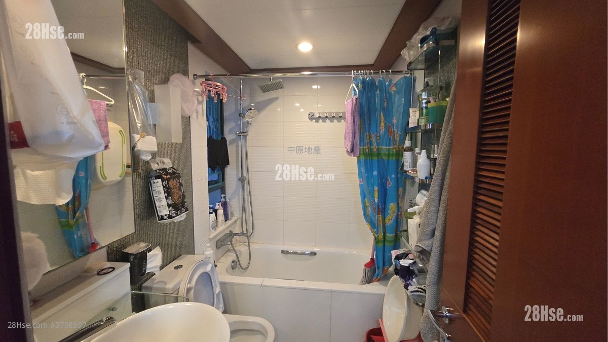 bathroom: The Long Beach Sell 2 Bedrooms , 1 Bathroom 559 ft²