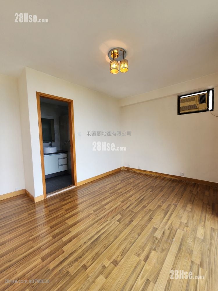 Kornhill Sell 3 Bedrooms , 2 Bathrooms 880 ft²