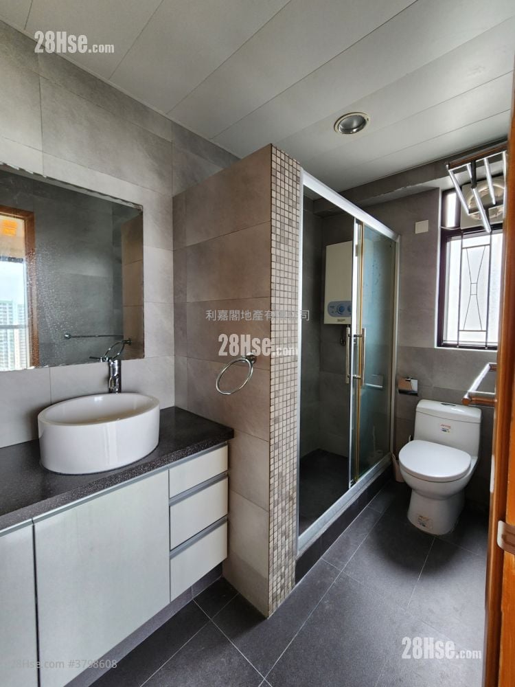 Kornhill Sell 3 Bedrooms , 2 Bathrooms 880 ft²