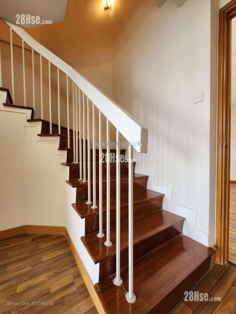 Kornhill Sell 3 Bedrooms , 2 Bathrooms 880 ft²