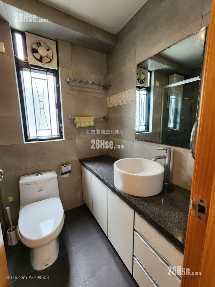 Kornhill Sell 3 Bedrooms , 2 Bathrooms 880 ft²