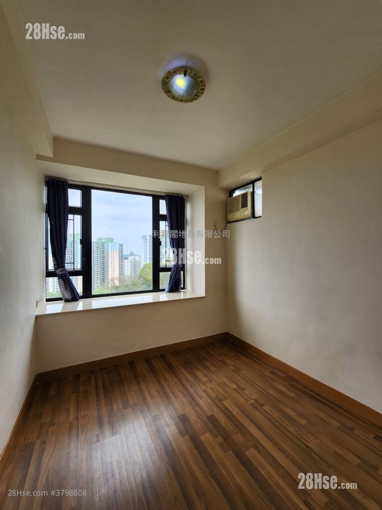 Kornhill Sell 3 Bedrooms , 2 Bathrooms 880 ft²