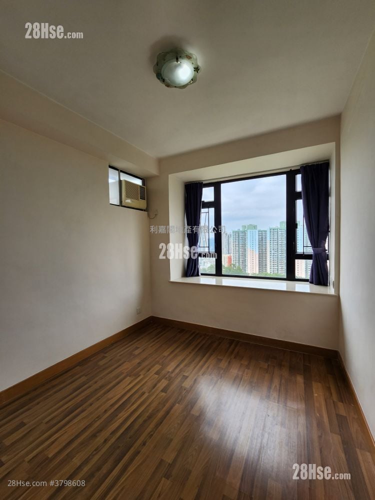 Kornhill Sell 3 Bedrooms , 2 Bathrooms 880 ft²