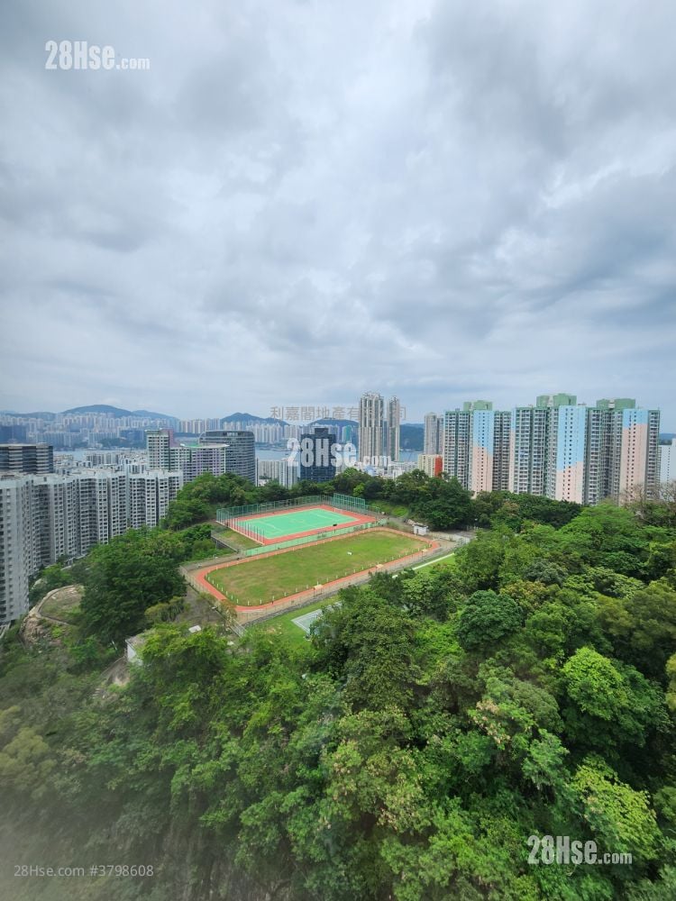 Kornhill Sell 3 Bedrooms , 2 Bathrooms 880 ft²