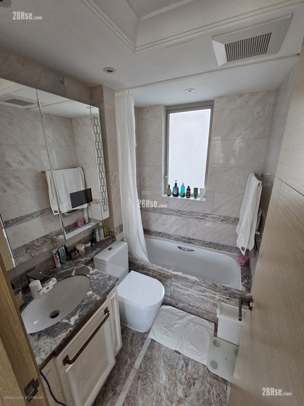 Mayfair By The Sea Rental 3 Bedrooms , 2 Bathrooms 889 ft²