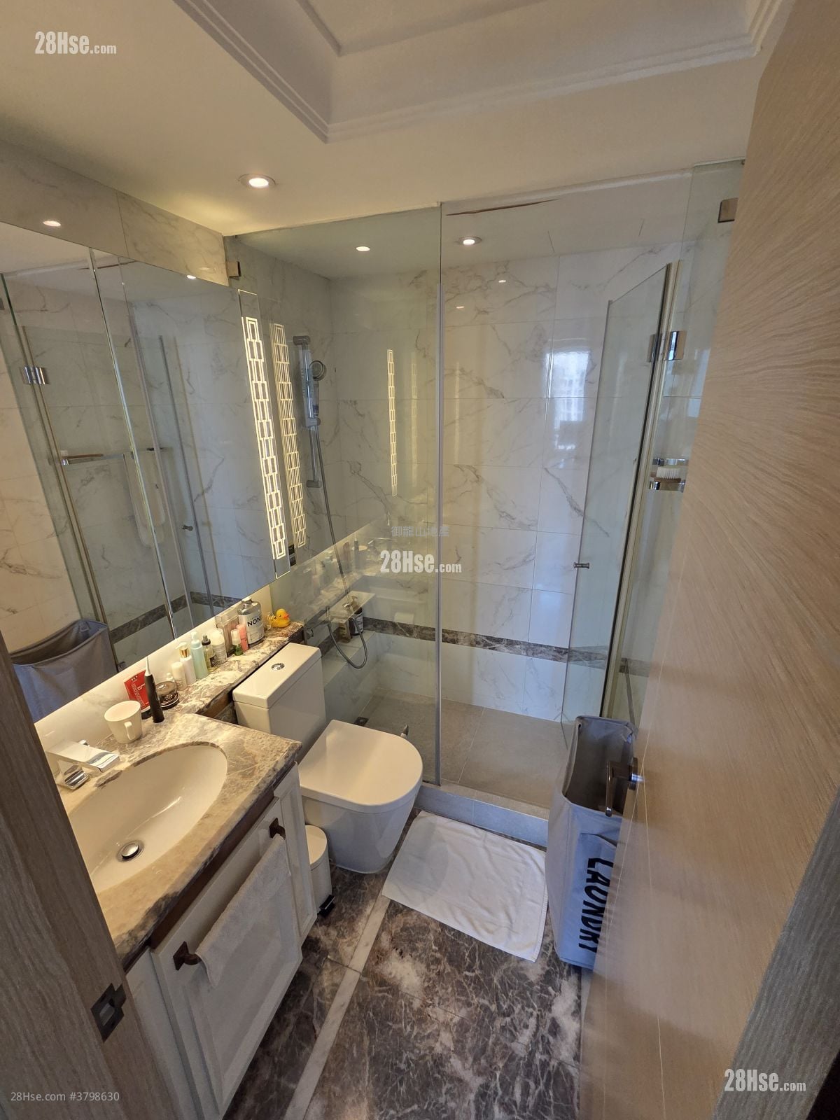 Mayfair By The Sea Rental 3 Bedrooms , 2 Bathrooms 889 ft²