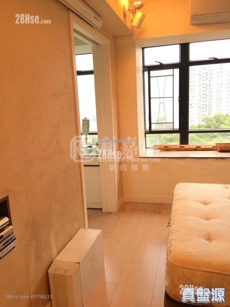 Kornhill Sell 5+ Bedrooms , 2 Bathrooms 1,120 ft²